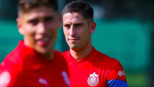 Santiago Ormeño entrenando con Chivas