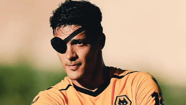 Raúl Jiménez festejando un gol