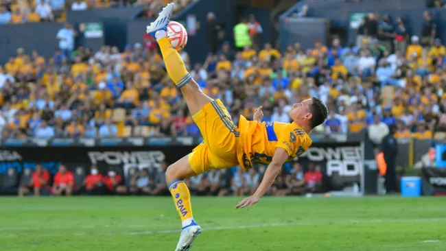 Florian Thauvin en partido con Tigres