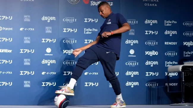 Mbappé controla un balón durante una conferencia de prensa en Tokio