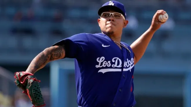 Julio Urías jugando con los Dodgers