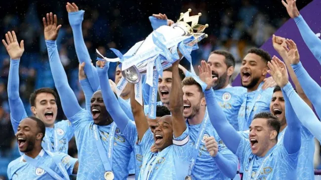 Jugadores del Manchester City levantando el trofeo de la Premier League