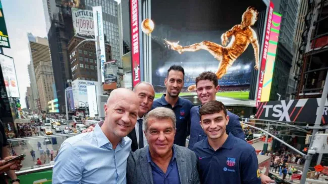Laporta y Busquets posaron con el fondo del NFT, entre otros