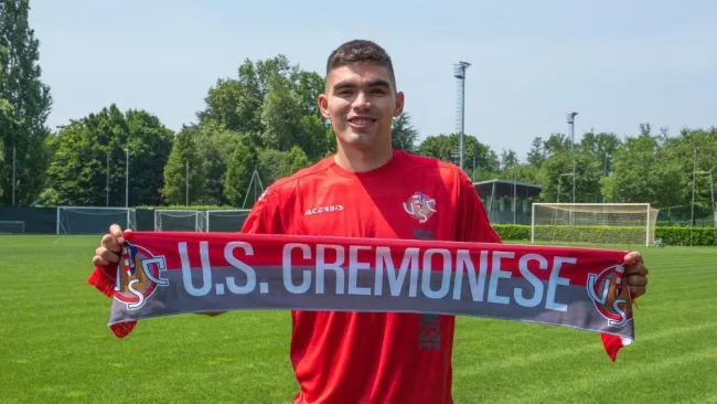 Johan Vásquez en su presentación con el Cremonese
