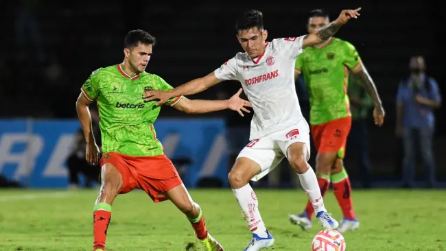 Alan Medina y Jorge Rodríguez en disputa por el balón 