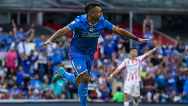 Iván Morales en festejo con Cruz Azul