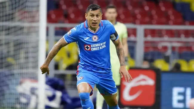 Julio César Domínguez durante un partido de Cruz Azul