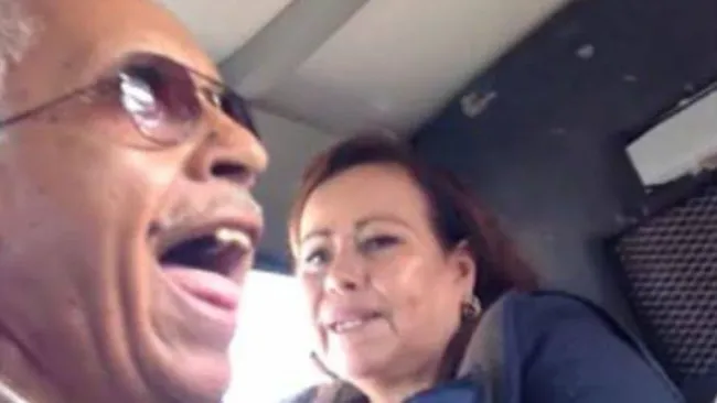 El Señor de la Combi durante el video