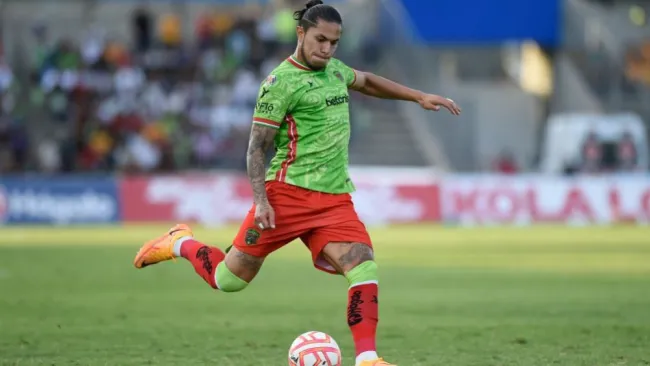 Salcedo tuvo que finalizar el encuentro con molestias