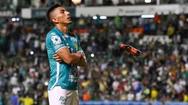 Ángel Mena festejando un gol