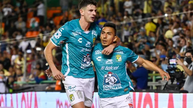 Di Yorio celebra gol con Mena ante América