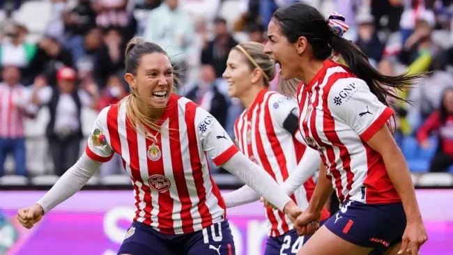 Jugadoras de Chivas Femenil en festejo 