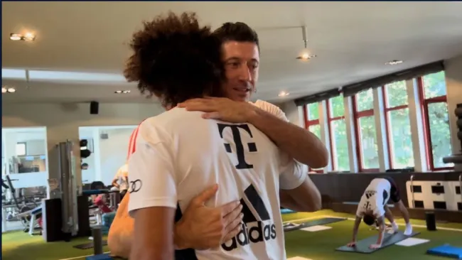 Lewy se despide de Leroy Sané