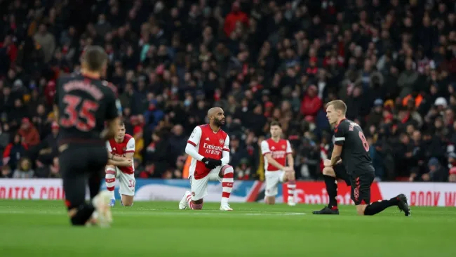 Futbolistas se arrodillan previo a un partido de Premier