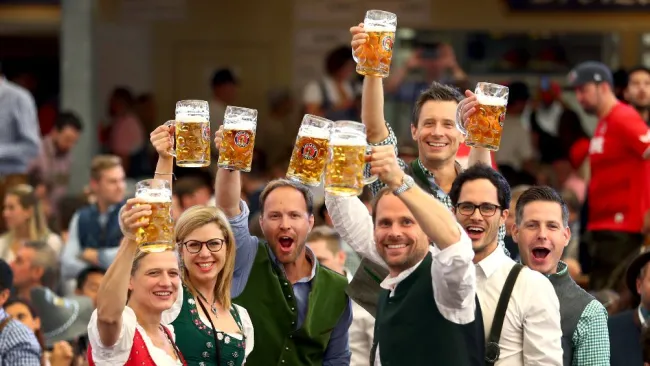 Comensales consumiendo cerveza