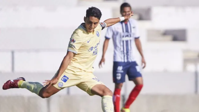 Santiago Naveda durante un partido del América