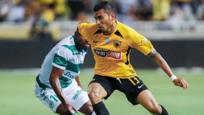 Orbelín Pineda durante un partido del AEK Atenas