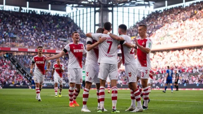 Jugadores del Colonia en festejo 