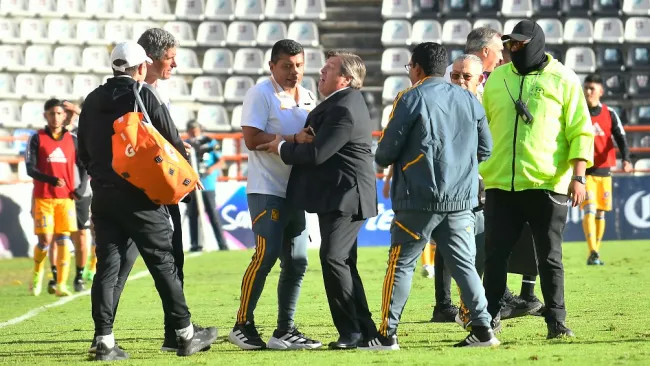 Miguel Herrera se enfrascó en un conato de bronca con la banca del Pachuca 