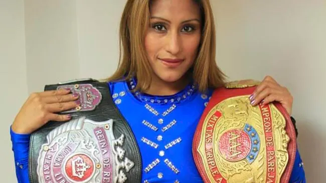 Faby Apache presume sus cinturones ganados