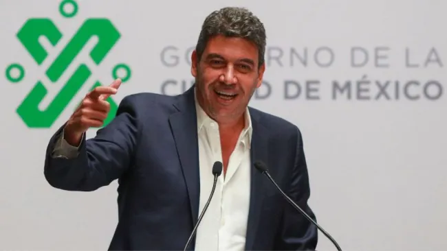 Arturo Elías Ayub en conferencia de prensa