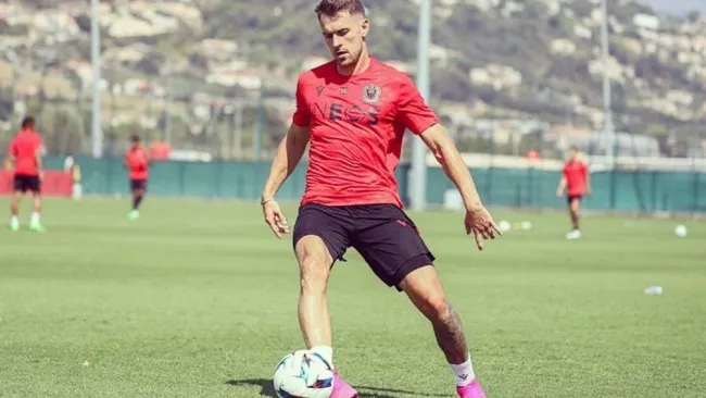 Aaron Ramsey durante entrenamiento con el Niza 