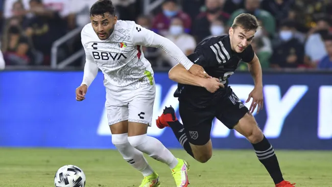 Alexis Vega deja en el camino a su rival