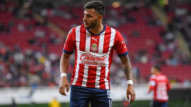 Alexis Vega en un partido de las Chivas 