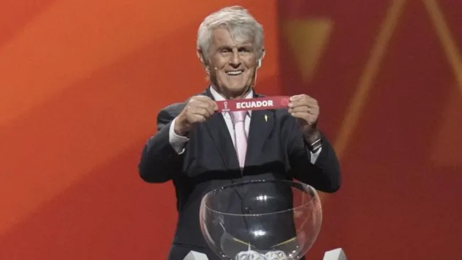 Bora Milutinovic en el sorteo del Mundial