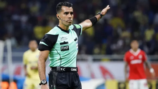 Adonai Escobedo dirigiendo en la Liga MX