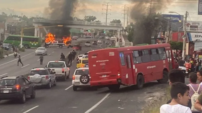 Vehículos incendiándose en Zapopan