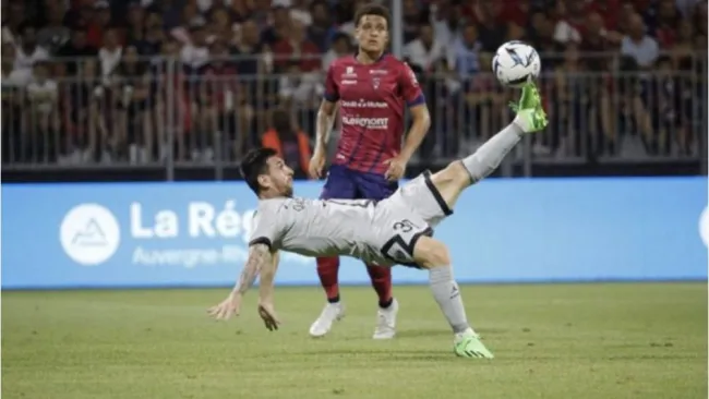 Messi anota el quinto gol ante el Clermont