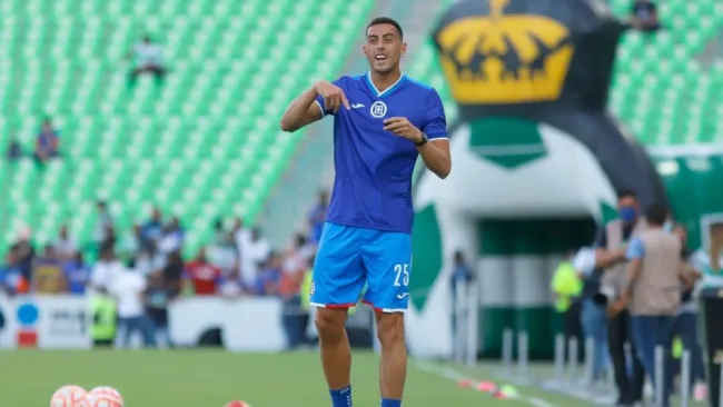 Ramiro Funes Mori durante un partido de Cruz Azul