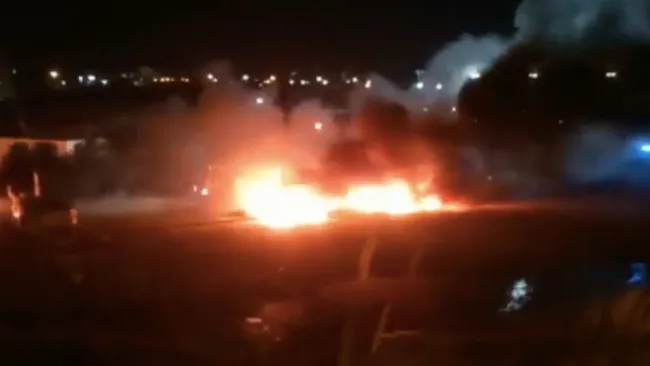 Momento de la quema de los autos