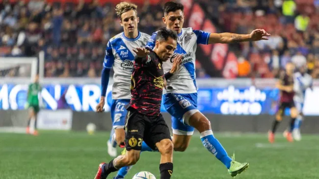 Misael Domínguez e Ivo Vázquez en disputa por el balón