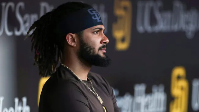 Fernando Tatis Jr. observa el partido