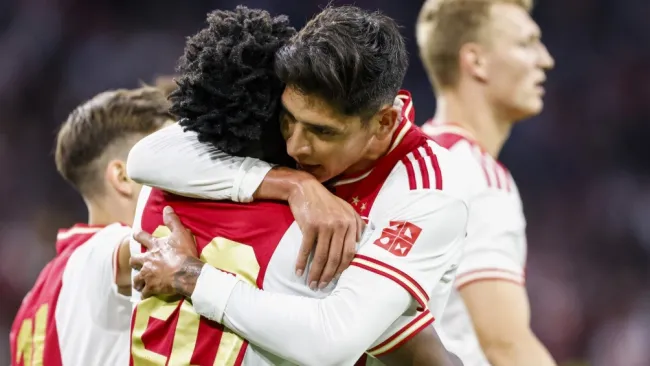 Edson Álvarez celebrando un gol con Ajax