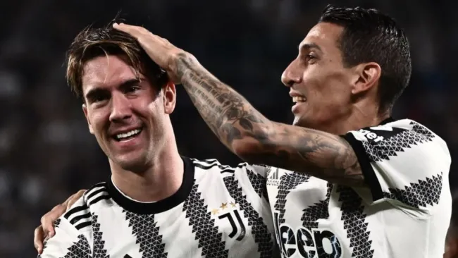 Ángel Di María y Vlahovic en festejo