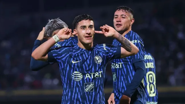 Alejandro Zendejas festejando un gol