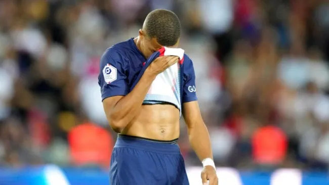 Kylian Mbappé lamentando una falla