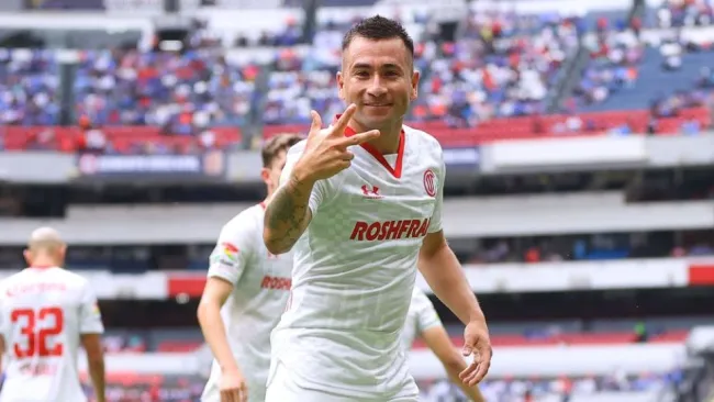 Jean Meneses festejando un gol