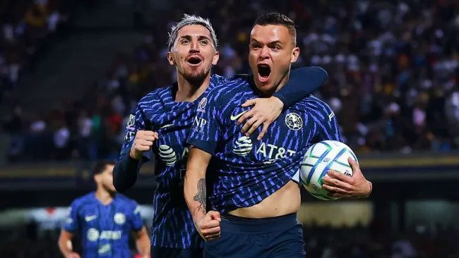 Valdés y Cabecita, en festejo de gol