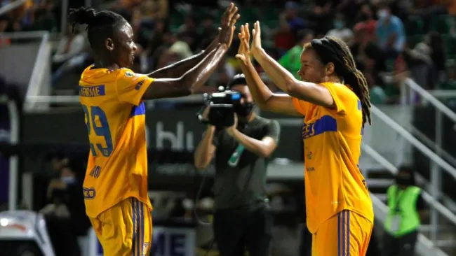 Kanu y Mia Fishel festejando un gol