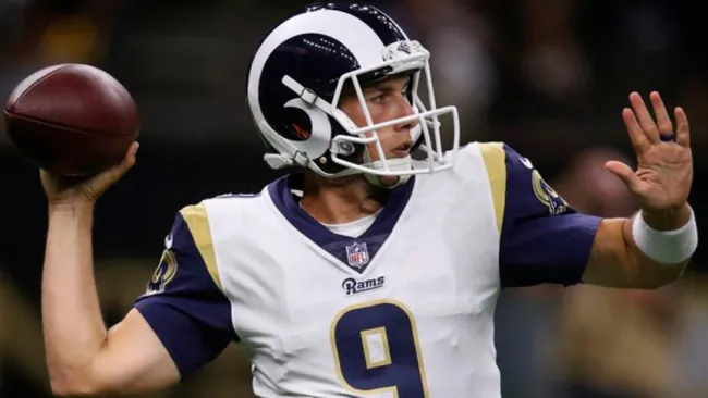 Luis Pérez en acción con los Rams