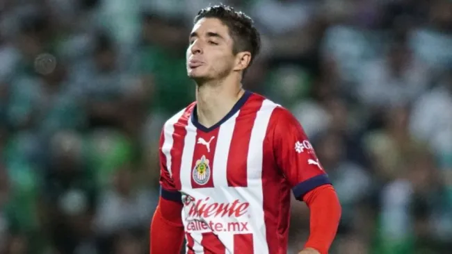 Isaac Brizuela durante un partido de Chivas