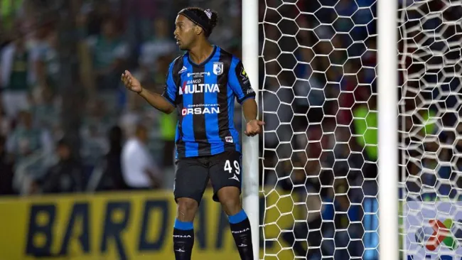 Ronaldinho durante un partido de Querétaro