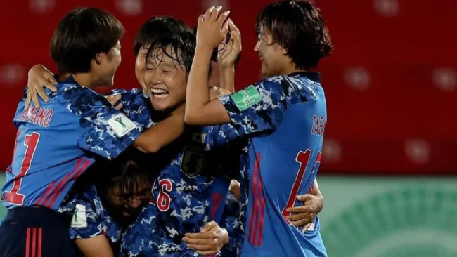 Jugadoras de Japón festejando un gol