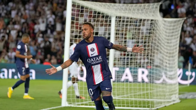 Neymar celebra gol con el PSG