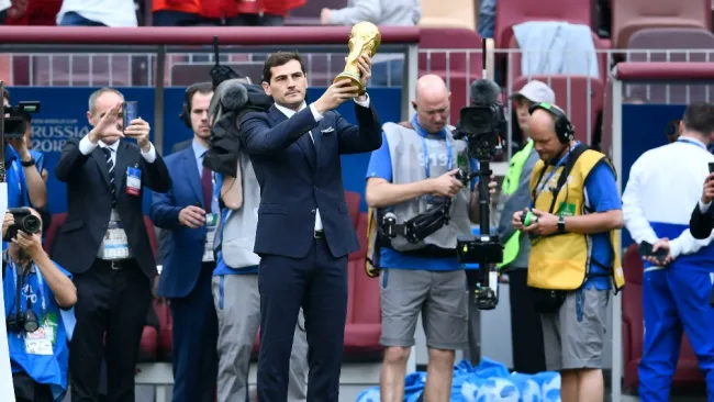 Iker Casillas cargando la Copa del Mundo