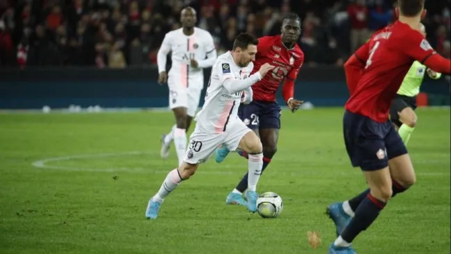 Messi jugando con el PSG